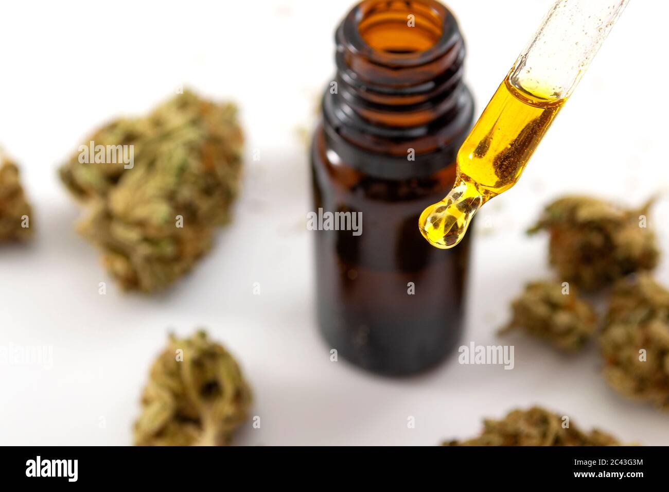 Rimedi naturali per il dolore cronico, prodotti legal weed e applicazioni medicinali del tema di concetto di marijuana con primo piano su vetro contagocce con CBD oi Foto Stock