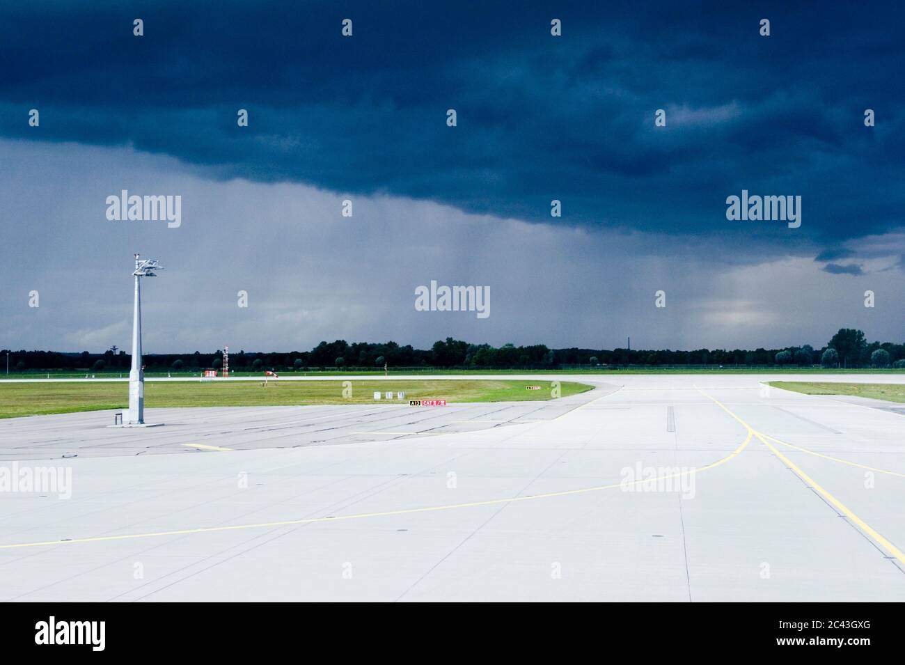 Nuvola a pioggia, aeroporto di Monaco, Baviera, Germania Foto Stock