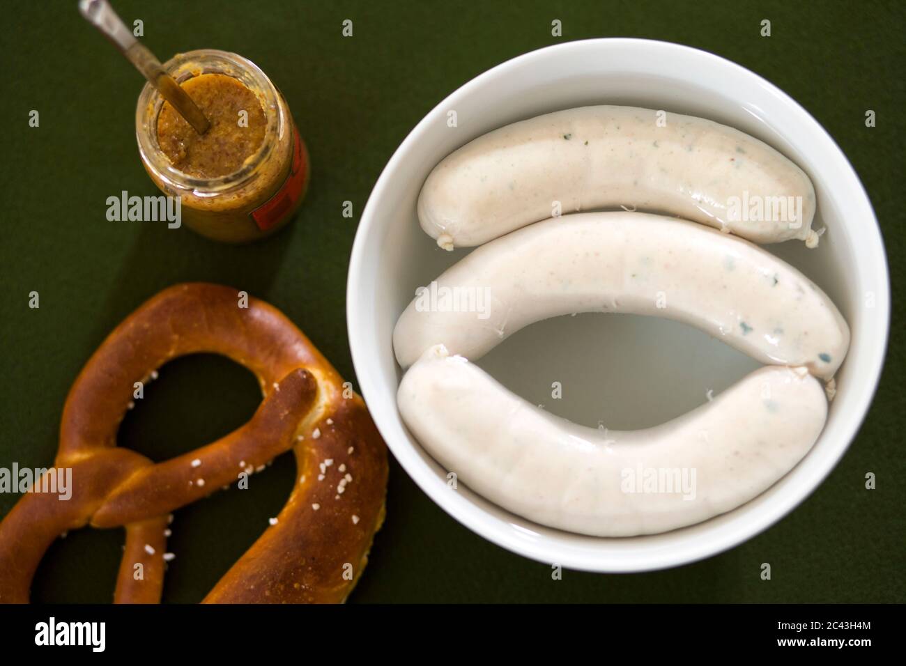 Weisswurst con pretzel e senape Foto Stock