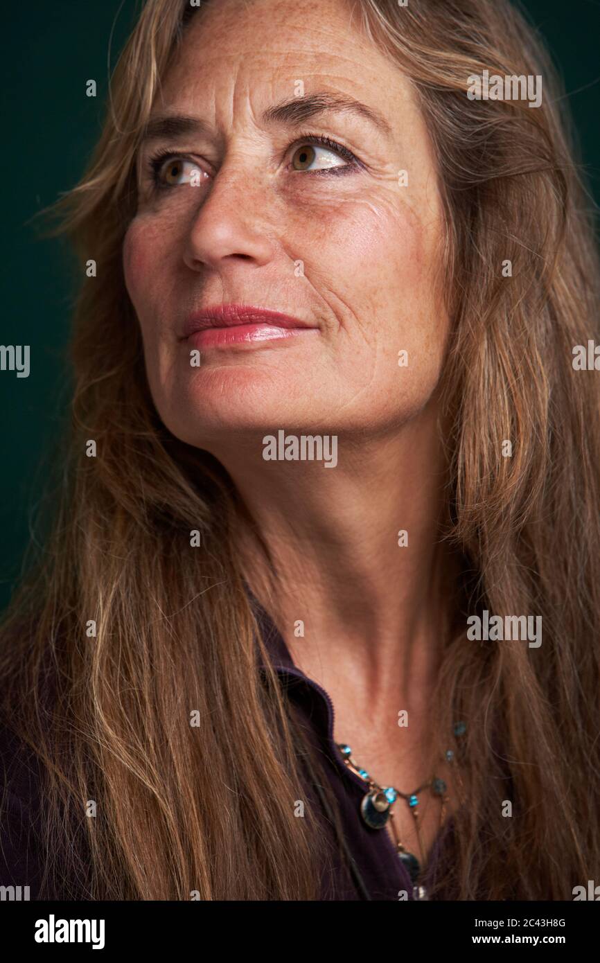 Donna matura guarda in su Foto Stock