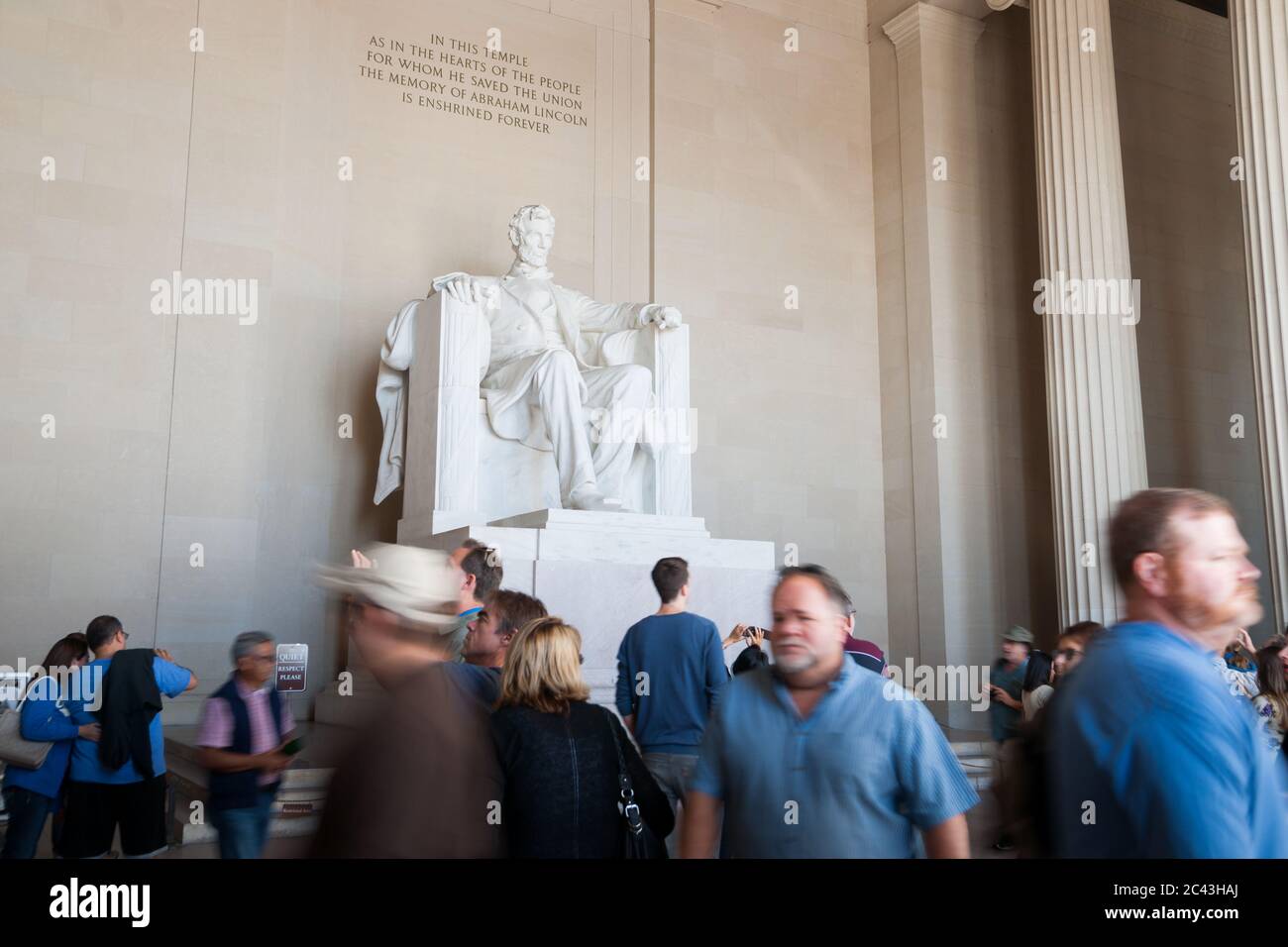 Washington DC USA - Ottobre 26 2014; i turisti si sono sbavati in movimento sotto la grande statua bianca di Abraham Lincoln nel Lincoln Memorial. Foto Stock