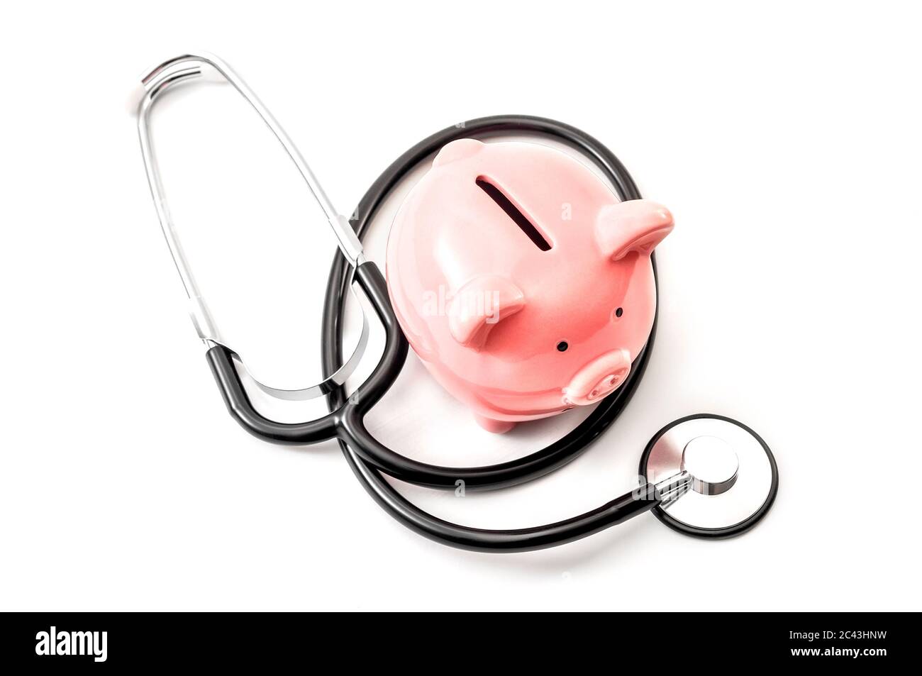Costo sanitario e il prezzo elevato di assicurazione sanitaria di qualità concetto di assicurazione con uno stetoscopio e una banca rosa piggy isolato su sfondo bianco Foto Stock