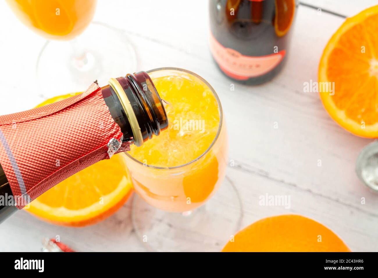 Bevande miste, bevande alcoliche estive e cocktail mimosa per il brunch rinfrescante con vista dall'alto su frutta arancione e champagne da Bo Foto Stock