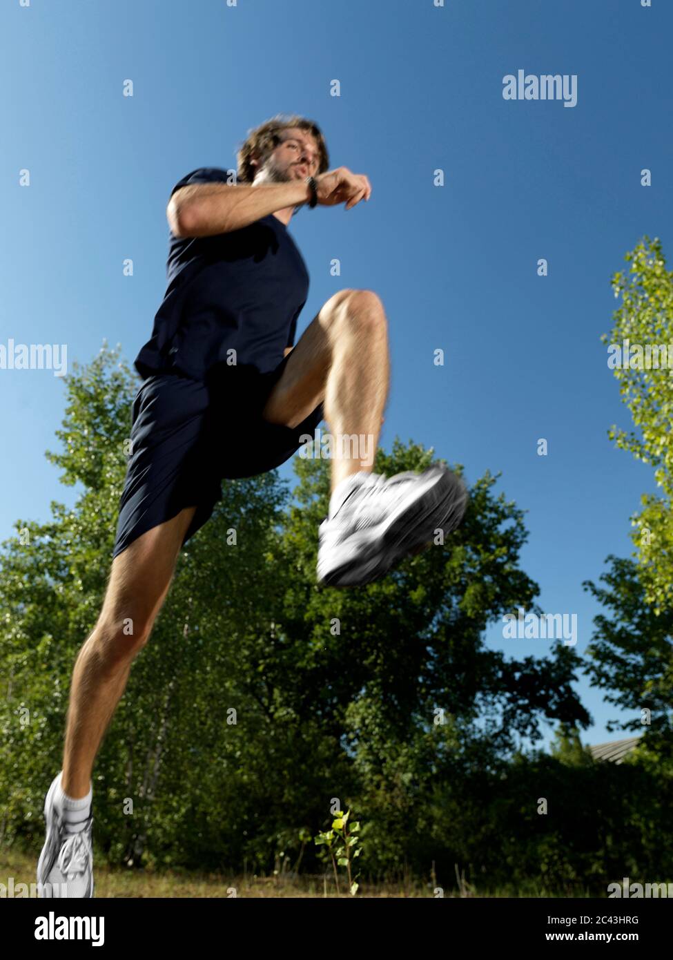 Jogger in una zona rurale, Monaco, Baviera, Germania Foto Stock