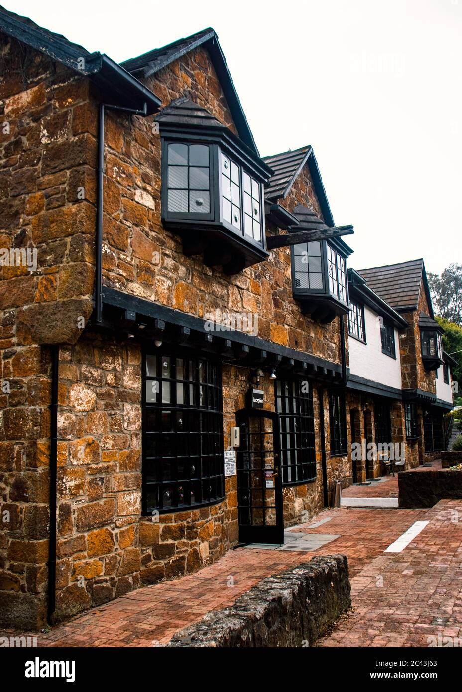 Fila di vecchie case di mattoni bianchi e marroni con accenti neri Foto Stock