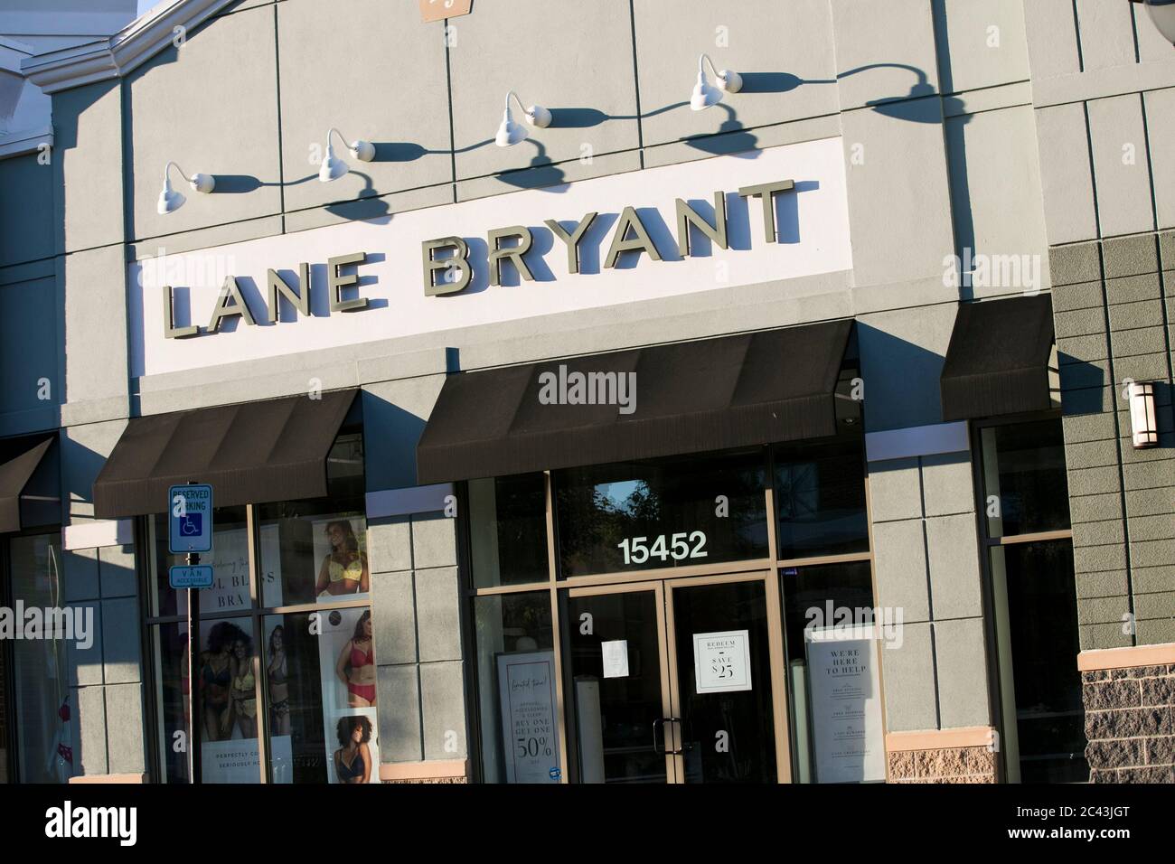 Un cartello con il logo all'esterno di un negozio Lane Bryant a Bowie, Maryland, l'8 giugno 2020. Foto Stock