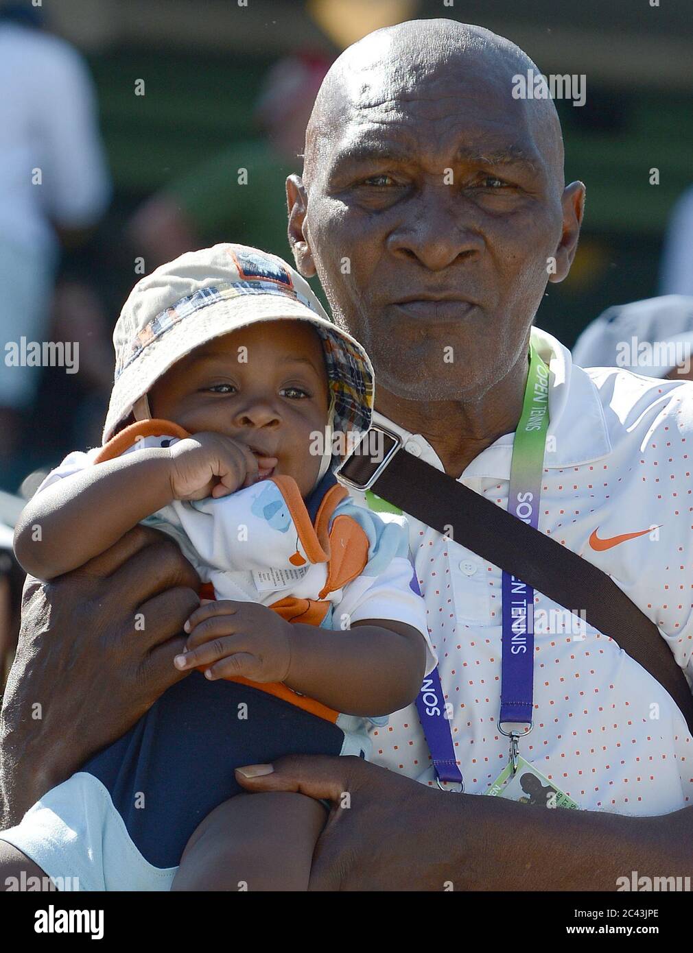 KEY BISCAYNE, FL - MARZO 21: Venere e Serena Williams sono grandi sorelle di un nuovo fratello minore. Il loro padre Richard Williams è diventato di nuovo un papà all'età di 70 con la sua moglie 30 qualcosa Lakeisha Williams, il nome dei bambini è Dylan Starr Richard Williams il 21 marzo 2013 a Key Biscayne, Florida. Persone: Richard Williams Lakeisha Williams Dylan Starr Richard Williams Transmission Ref: FLXX deve chiamare se interessato Michael Storms Credit: Storms Media Group/Alamy Live News Foto Stock