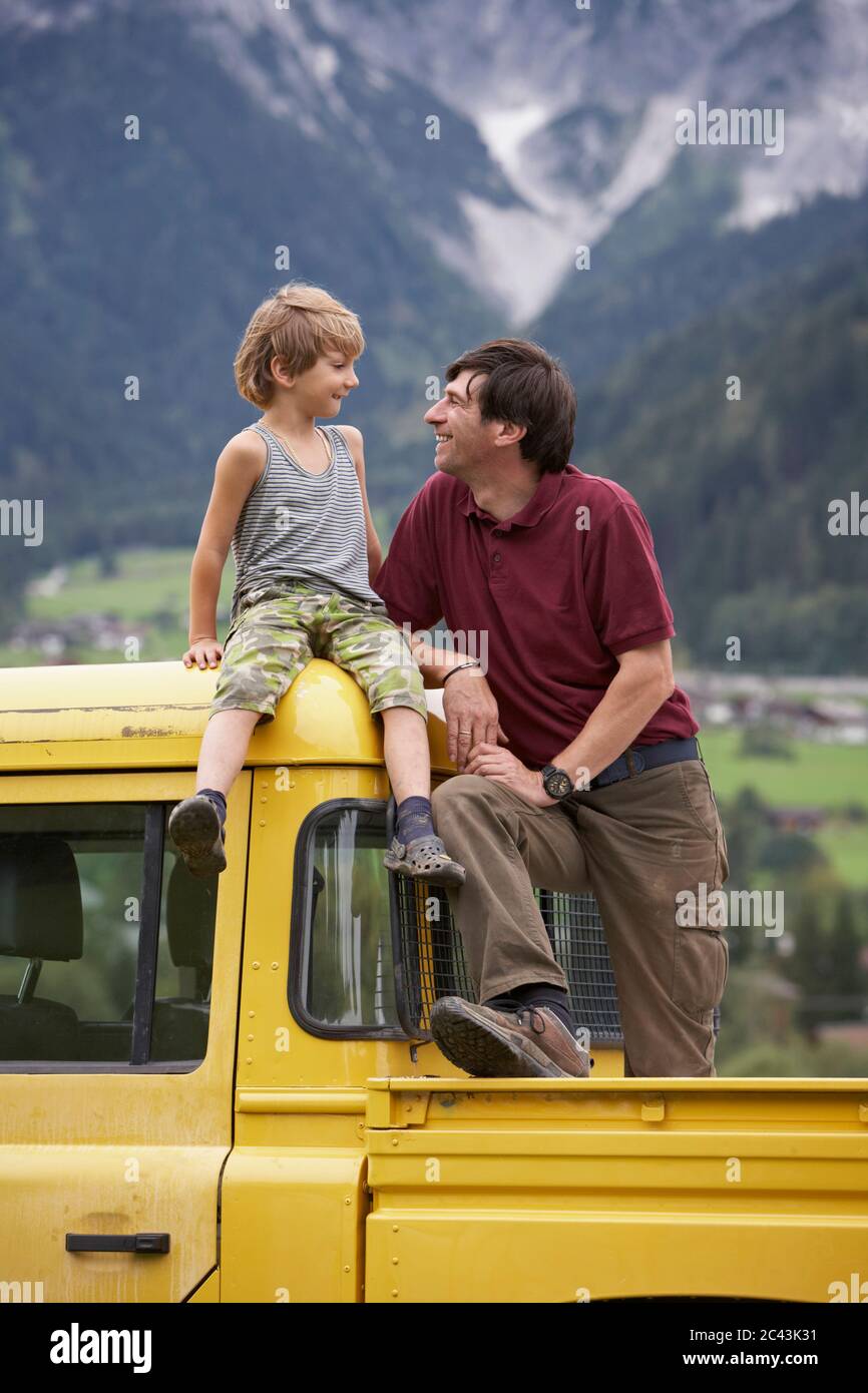 Padre e figlio su una macchina Foto Stock