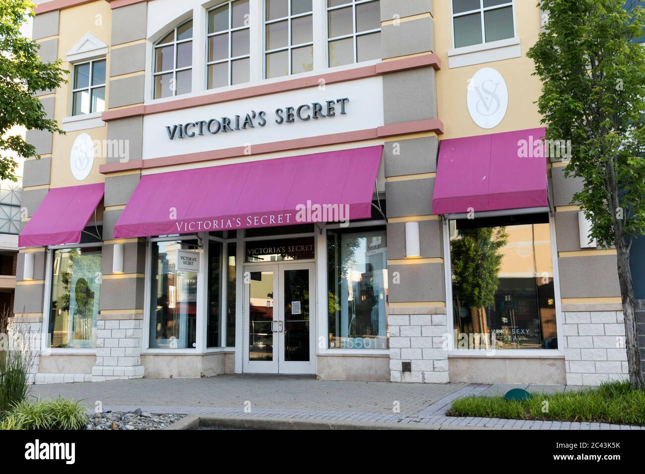 Un cartello con il logo all'esterno di un negozio al dettaglio Victoria's Secret a Bowie, Maryland, l'8 giugno 2020. Foto Stock