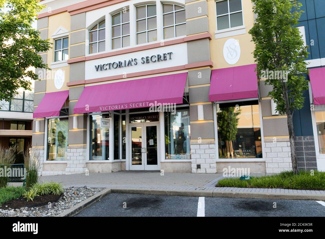 Un cartello con il logo all'esterno di un negozio al dettaglio Victoria's Secret a Bowie, Maryland, l'8 giugno 2020. Foto Stock