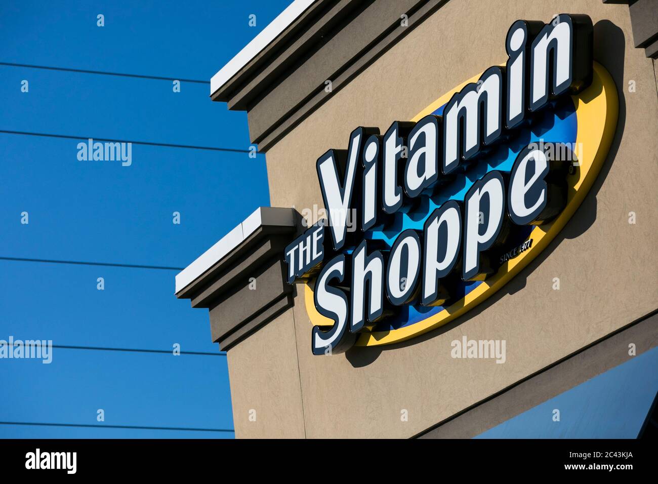 Un cartello con il logo all'esterno di un punto vendita al dettaglio Vitamin Shoppe a Gambrills, Maryland, l'8 giugno 2020. Foto Stock