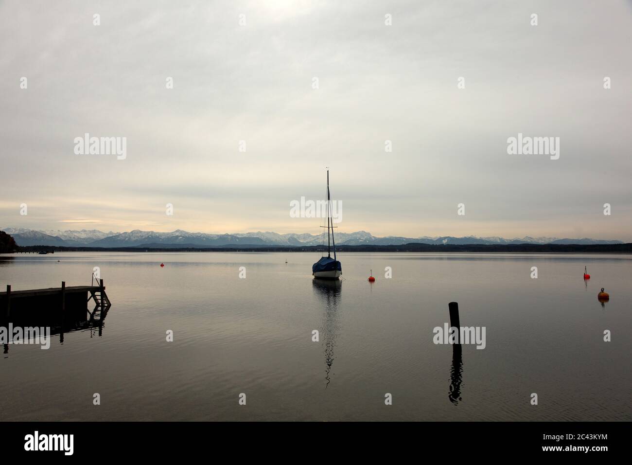 Barca a vela sul lago di Starnberg, Baviera, Germania Foto Stock
