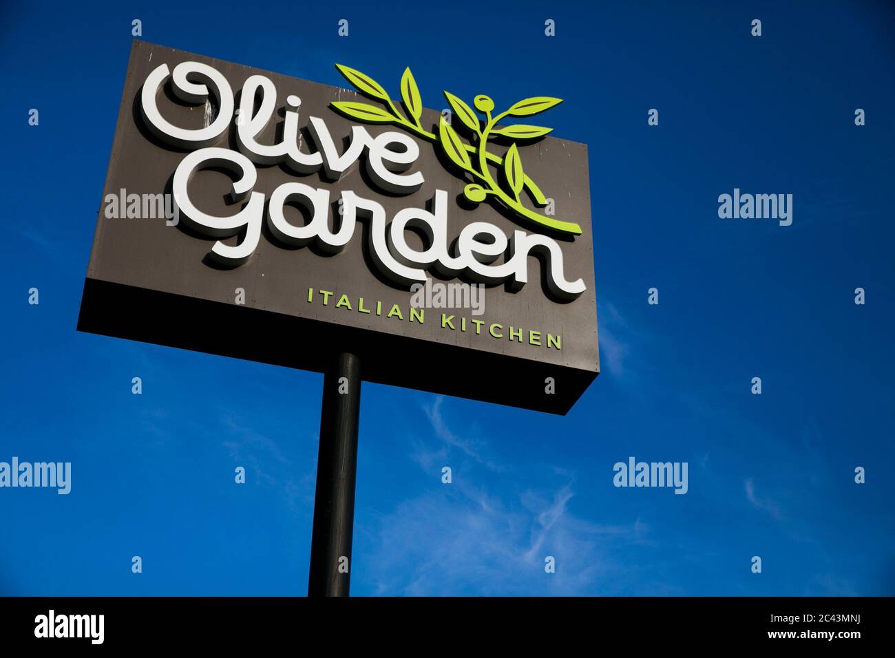 Un cartello con il logo all'esterno di un ristorante Olive Garden a Hagerstown, Maryland, il 10 giugno 2020. Foto Stock