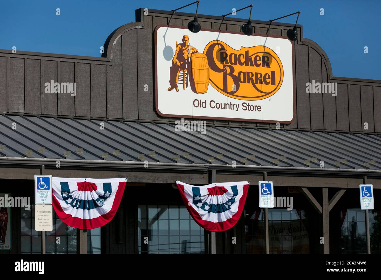 Un cartello con il logo all'esterno di un ristorante Cracker Barrel Old Country Store a Hagerstown, Maryland, il 10 giugno 2020. Foto Stock