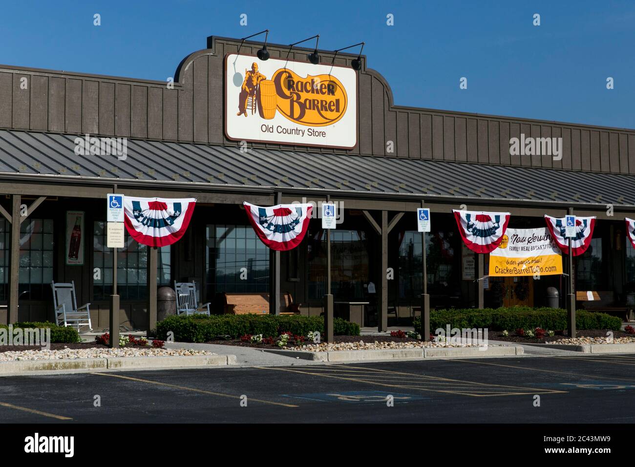Un cartello con il logo all'esterno di un ristorante Cracker Barrel Old Country Store a Hagerstown, Maryland, il 10 giugno 2020. Foto Stock