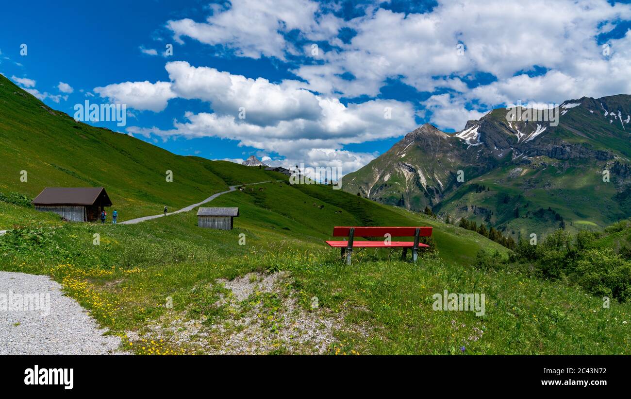Sitzbank in den Alpen, Aussicht über das Lechtal, vista sulla valle di Lech, Urlaub in Österreich, Sommerurlaub, erholsame Zeit, Berglandschaft, Foto Stock