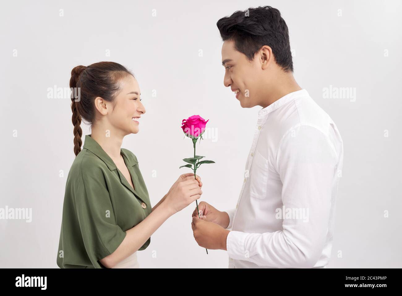 momento romantico: giovane uomo che dà una rosa alla sua ragazza Foto Stock