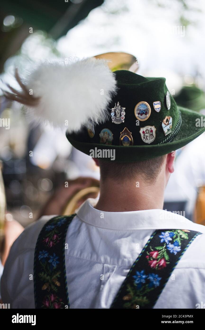 L'uomo indossa un cappello bavarese tradizionale Foto Stock