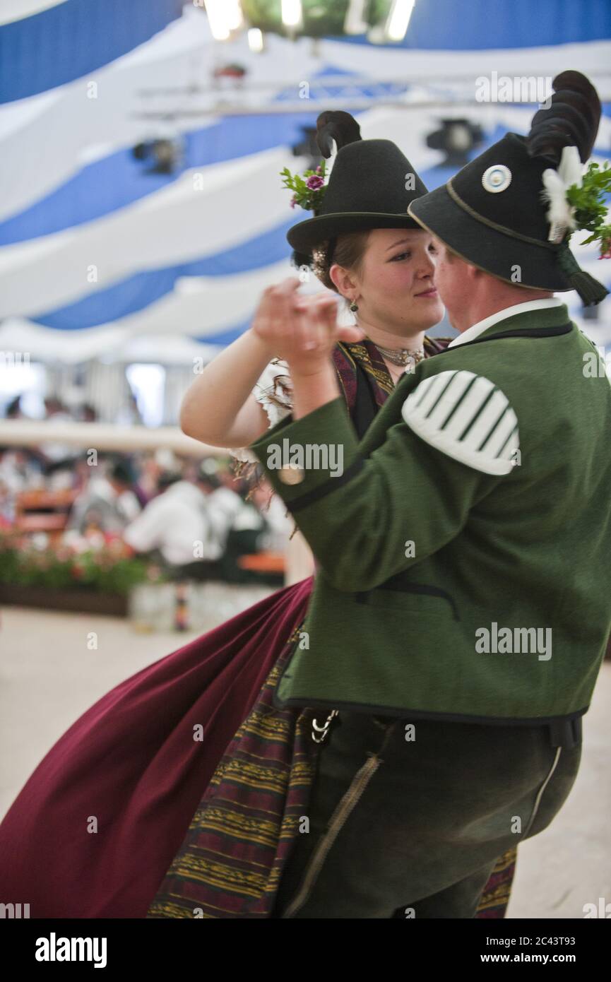 Danza popolare in un festival folk Foto Stock