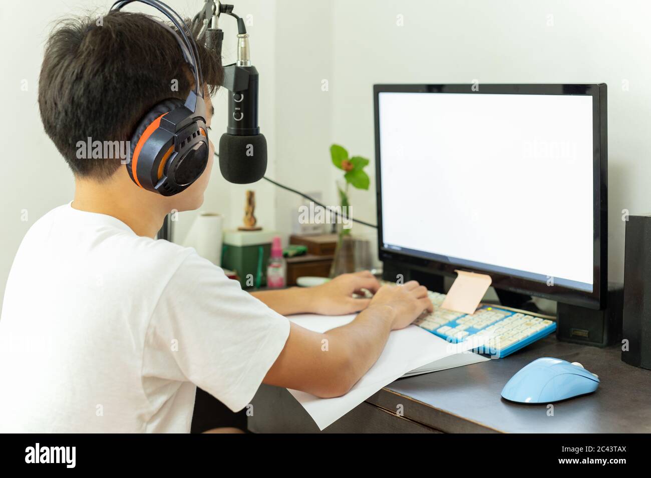Lo studio asiatico per ragazzi adolescenti a casa usa il pc online durante Quarantine covid-19. Foto Stock