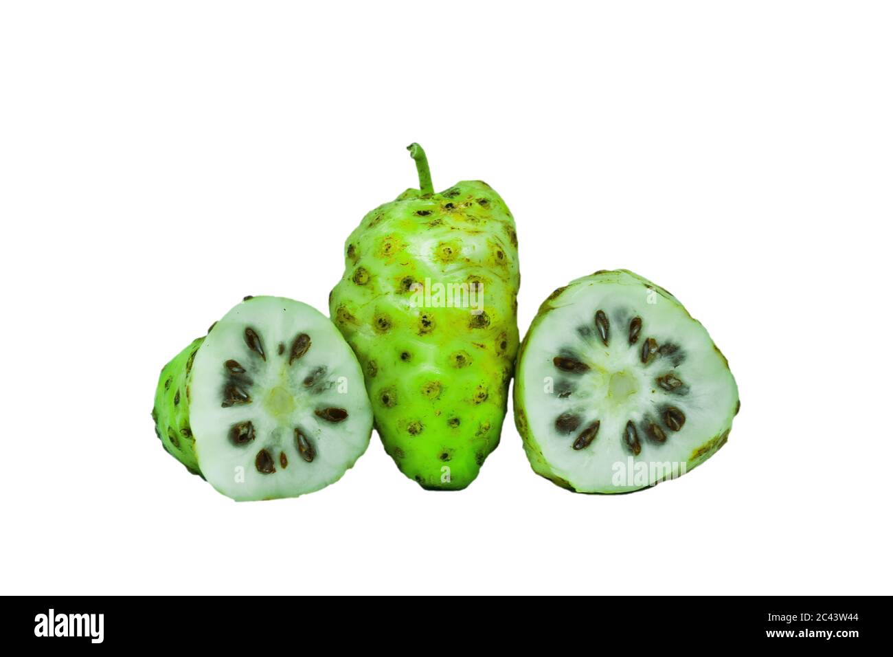 noni o Morinda Citrifolia e fetta isolata su sfondo bianco Foto Stock