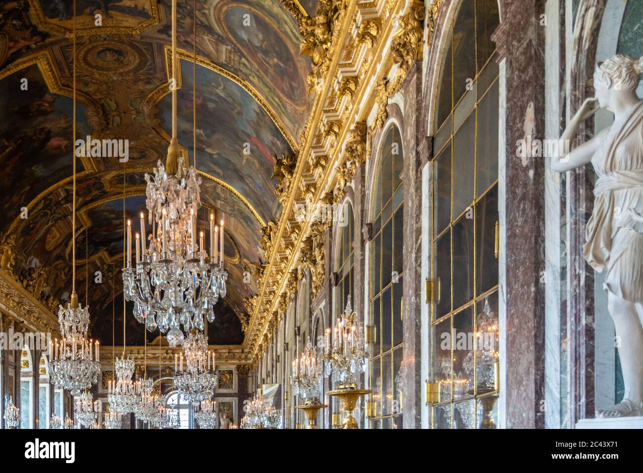 Persone che visitano la sala degli specchi nel palazzo di Versailles Foto Stock