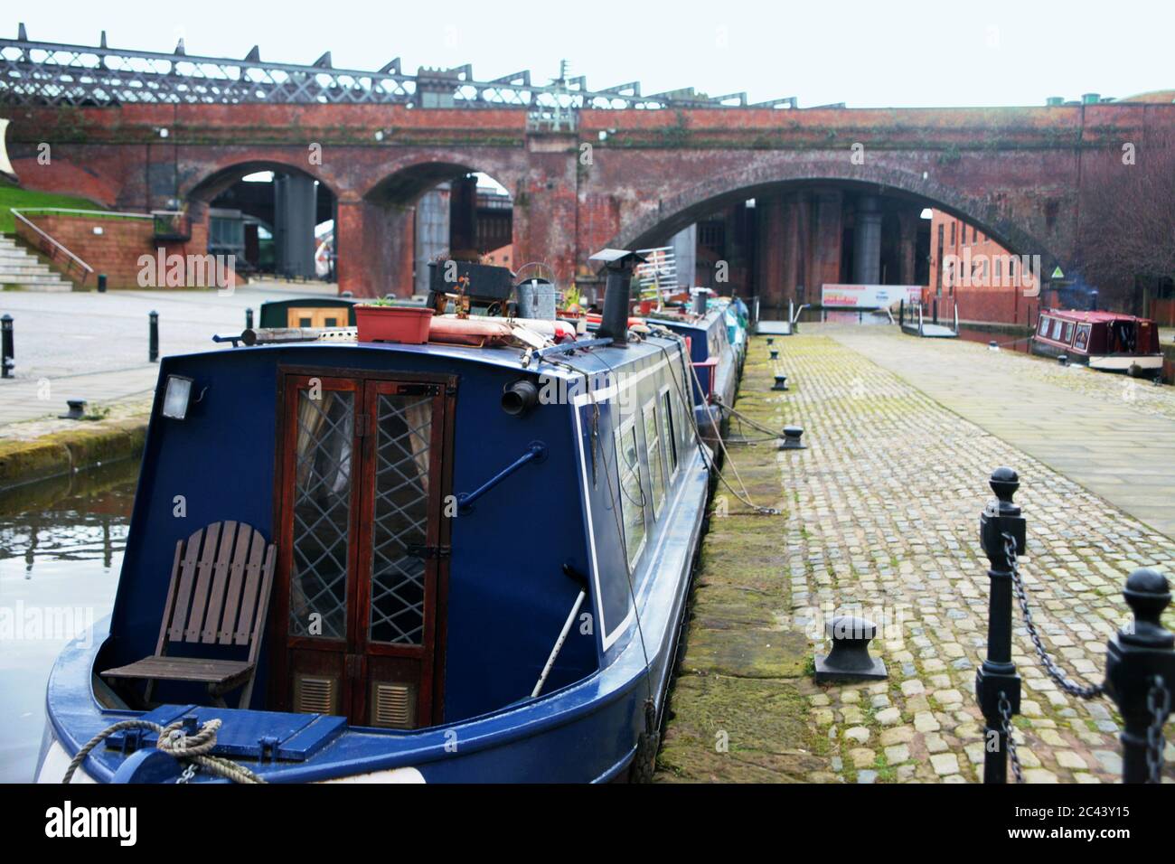 Viadotto e imbarcazioni strette: Potato Wharf, Bridgewater Canal Basin, Castlefield, Manchester, Inghilterra, UK Foto Stock