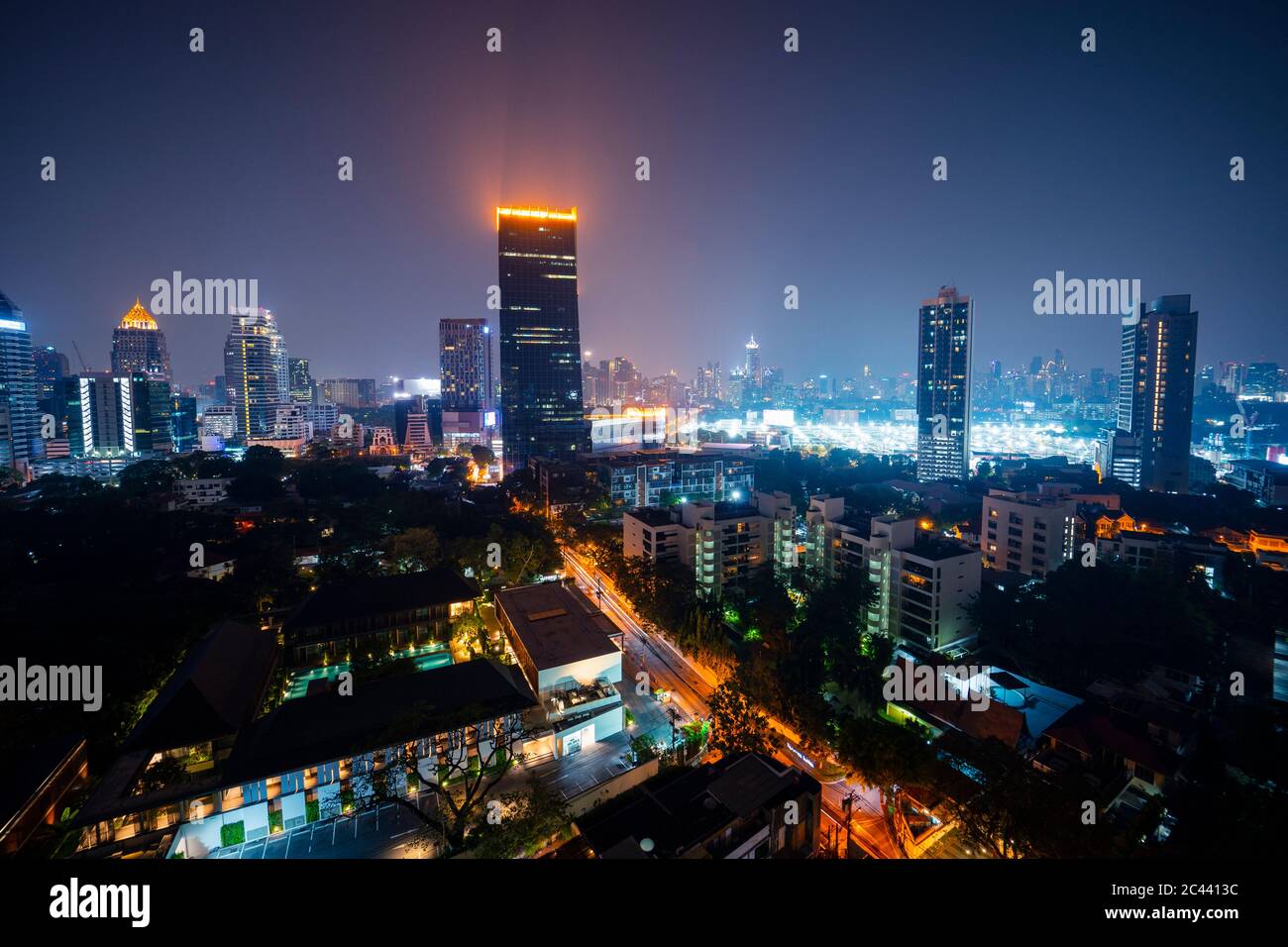Thailandia, Bangkok, città illuminata centro di notte Foto Stock