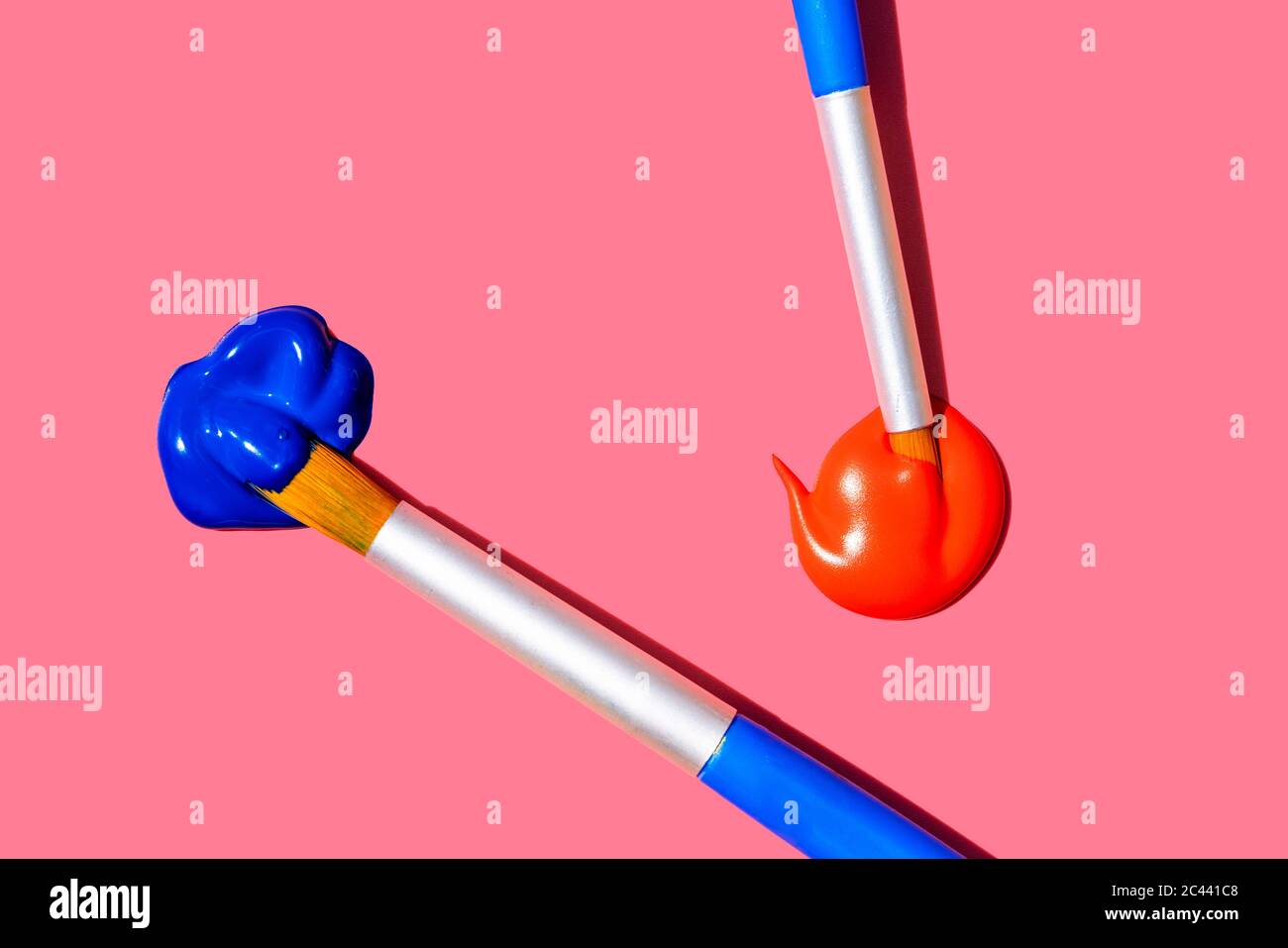 Pennelli con vernice ad olio blu e rosso Foto Stock