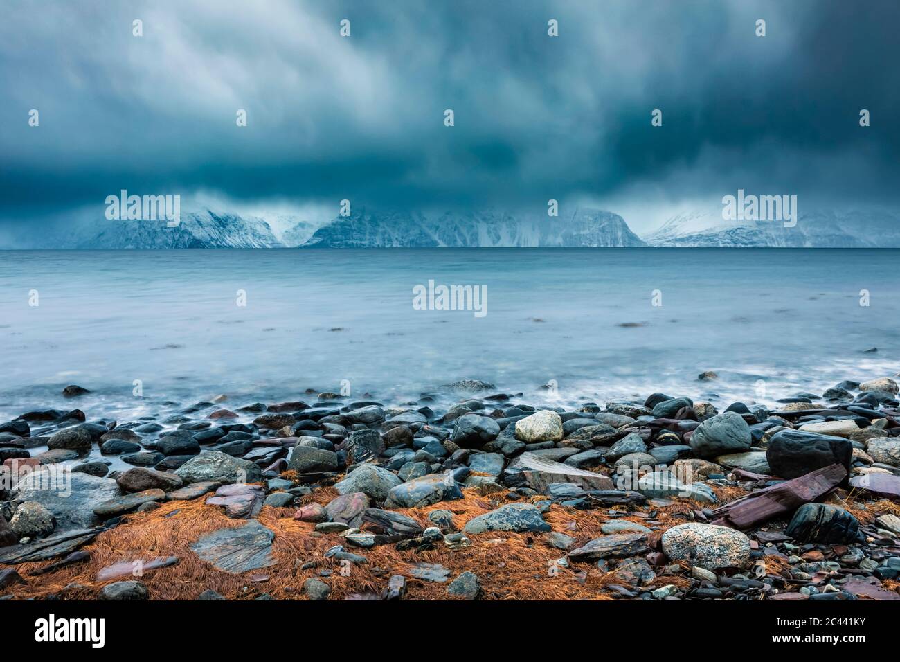 Atmosfera nuvolosa sulla costa in inverno, Fjord Lyngen, Skibotn, Norvegia Foto Stock