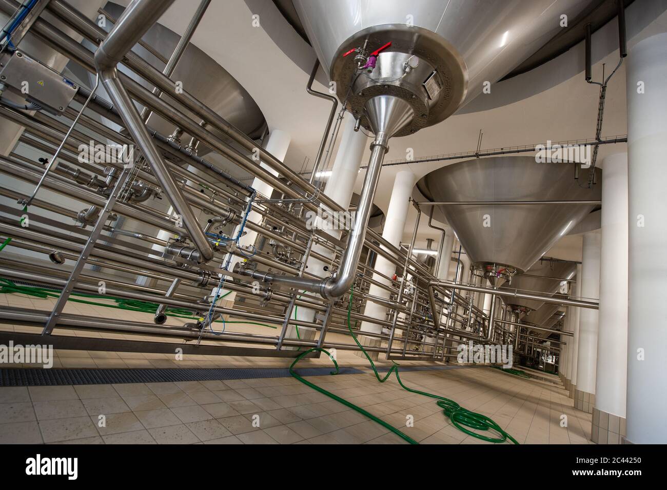 Ceske Budejovice, Repubblica Ceca. 22 Giugno 2020. La Birreria Budejovicky Budvar (nella foto Juine 22, 2020) ha generato un fatturato netto record di Kc3bn nel 2019, le sue vendite sono cresciate di Kc170m a Kc2.8bn e il suo profitto prima delle imposte è salito del 10.9% a Kc363.7m, Quale è stato il miglior risultato dal 2001, il capo della società Petr Dvorak (non illustrato) ha detto a Ceske Budejovice, Repubblica Ceca, 24 giugno 2020. Credit: Vaclav Pancer/CTK Photo/Alamy Live News Foto Stock