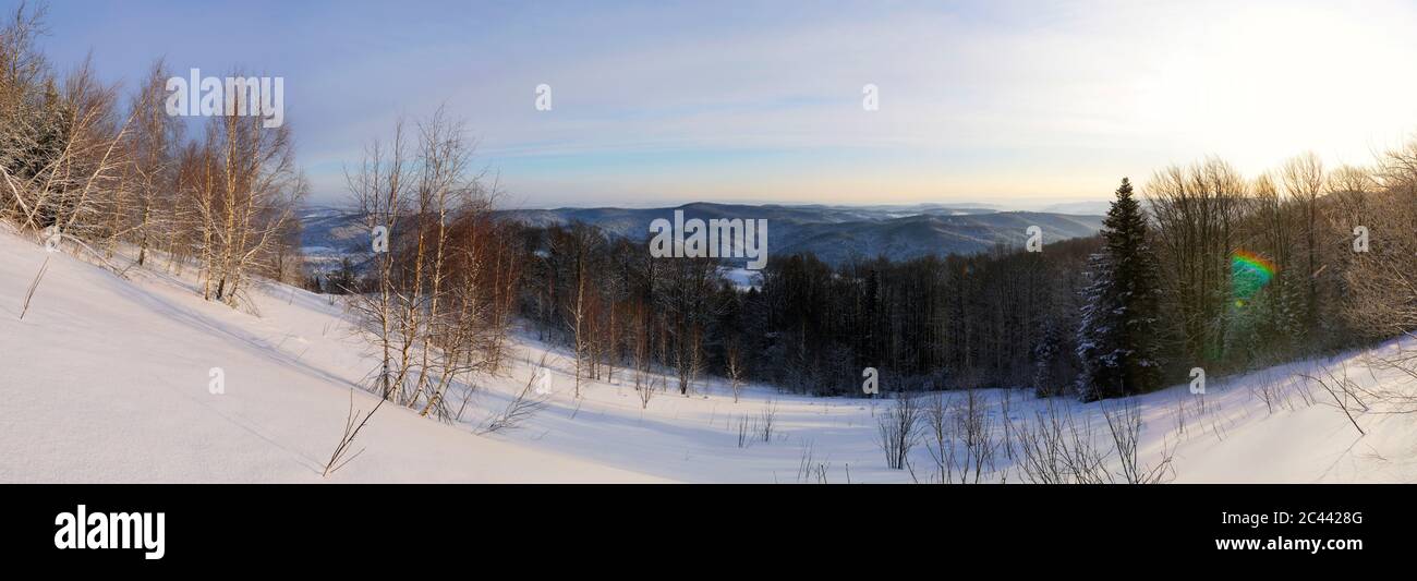 bellissimo panorama invernale in montagna in una giornata di sole Foto Stock