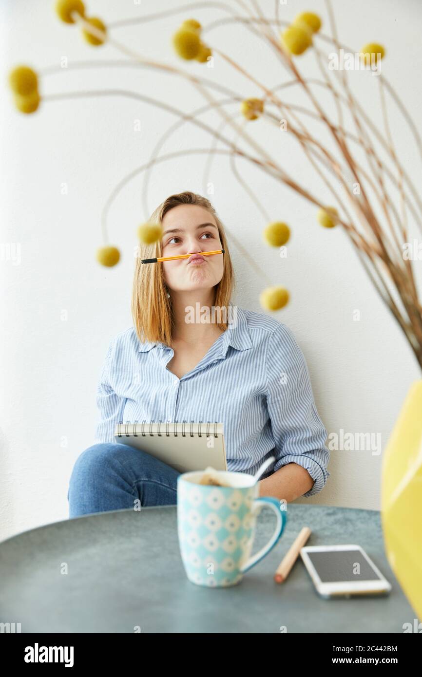 Ritratto di giovane donna tirando divertente volto Foto Stock