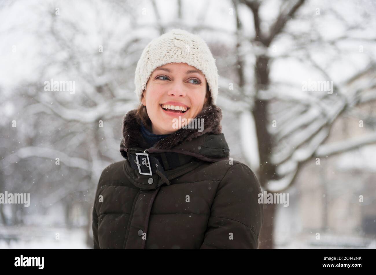 Ritratto di donna ridente in inverno Foto Stock