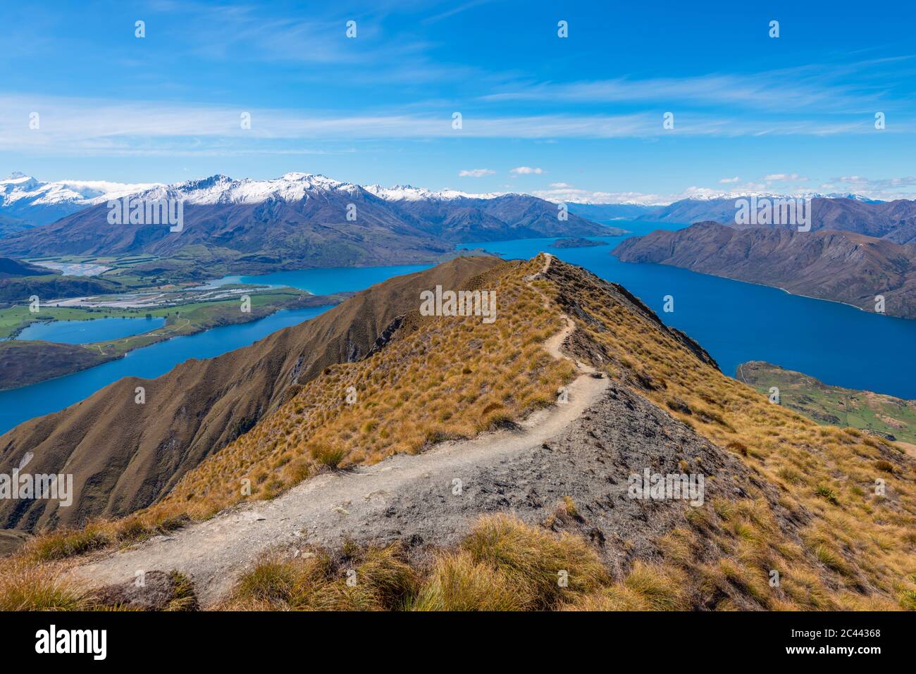 Nuova Zelanda, Otago, vista panoramica di Roys Peak con il lago Wanaka sullo sfondo Foto Stock