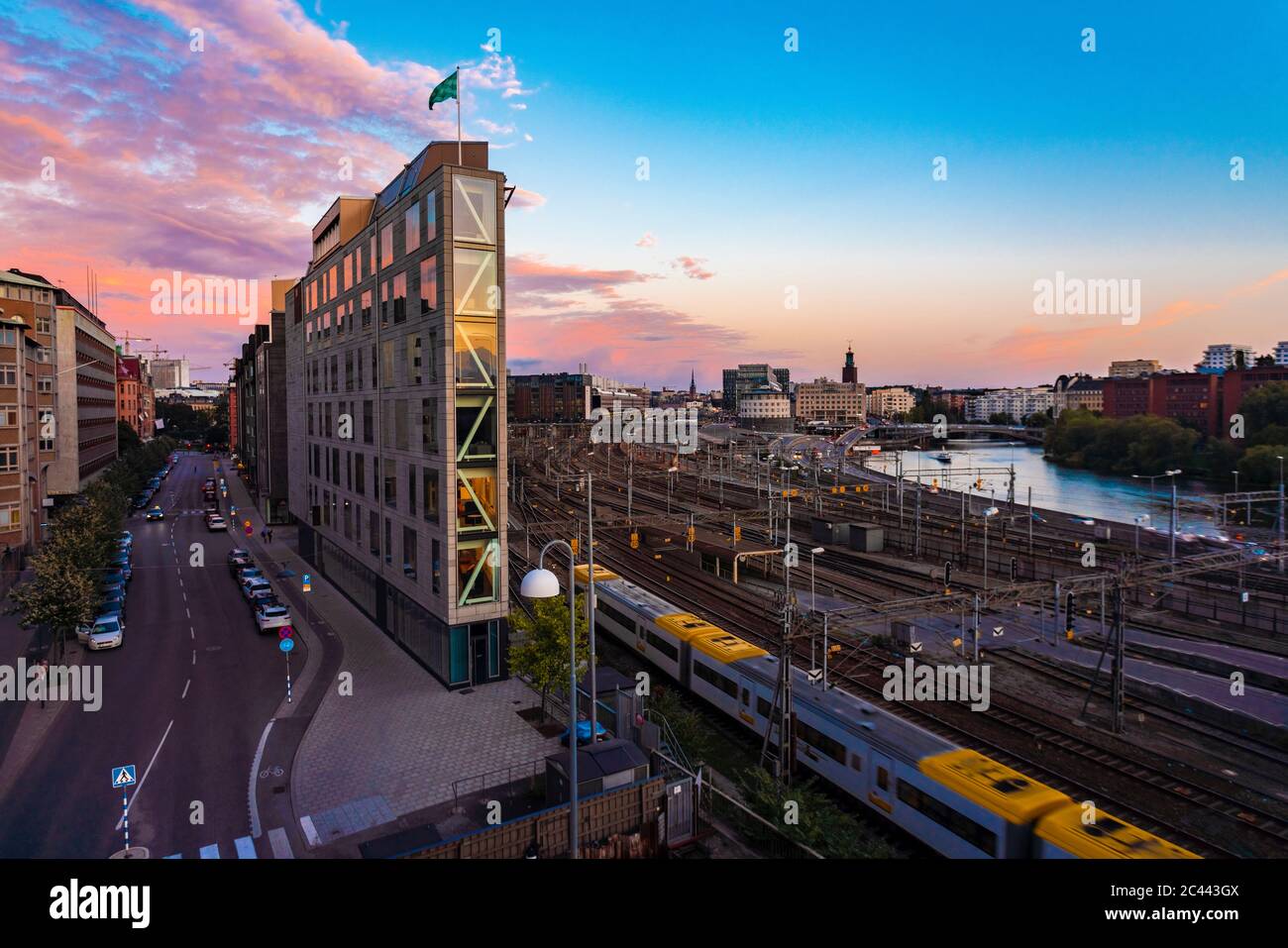 Svezia, Sodermanland, Stoccolma, edificio stretto di fronte ai binari della stazione centrale di Stoccolma al tramonto Foto Stock