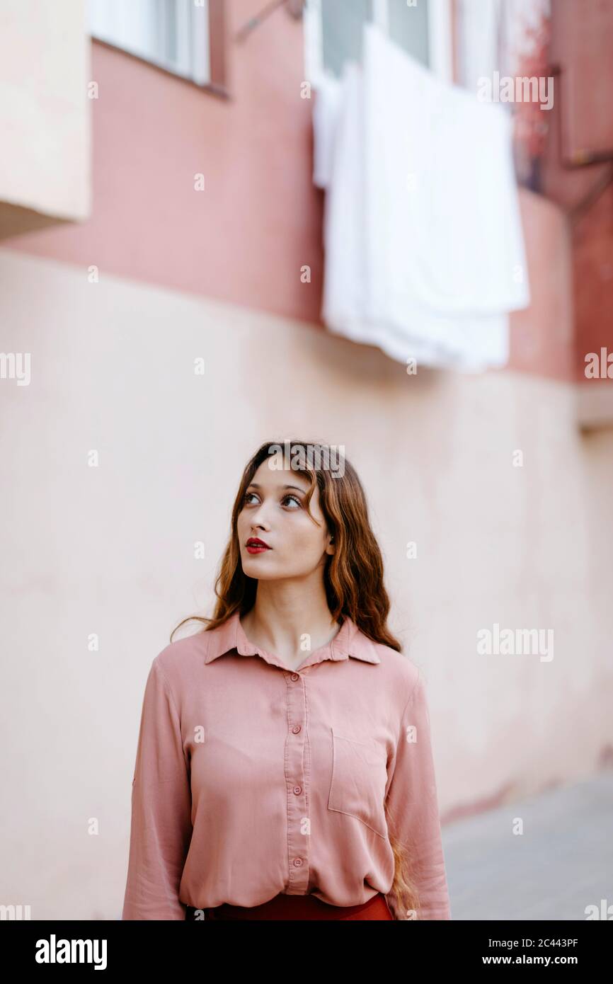 Ritratto di giovane donna che indossa una blusa rosa vintage Foto Stock