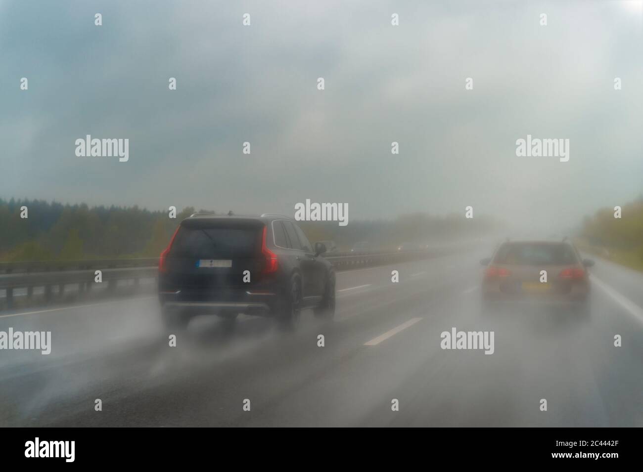 Autostrada durante la pioggia Foto Stock