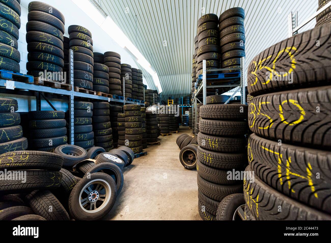 Interno degli pneumatici in gomma nel punto vendita illuminato Foto Stock
