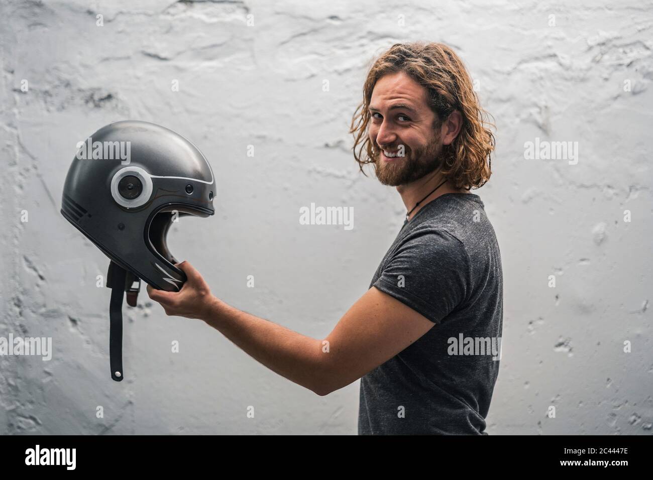 Ragazzo Di Corsa Con Gli Sci Con La Passamontagna Ed Il Casco Immagine  Stock - Immagine di casco, felice: 65645359