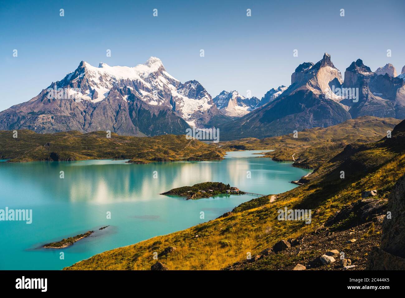 Cile, vista panoramica del lago turchese di fronte al gruppo di Cordillera Paine Foto Stock