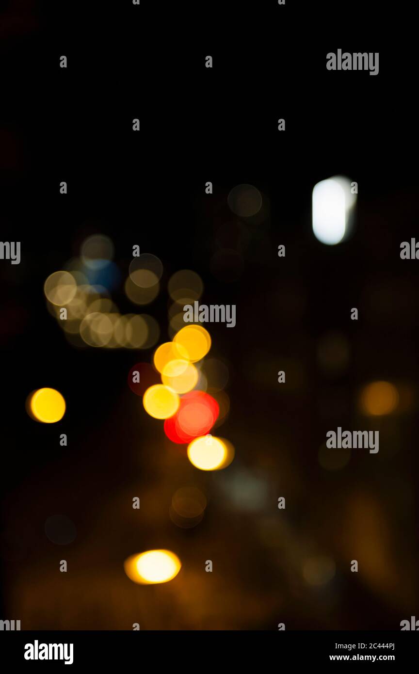 Luci gialle sfocate di notte Foto Stock