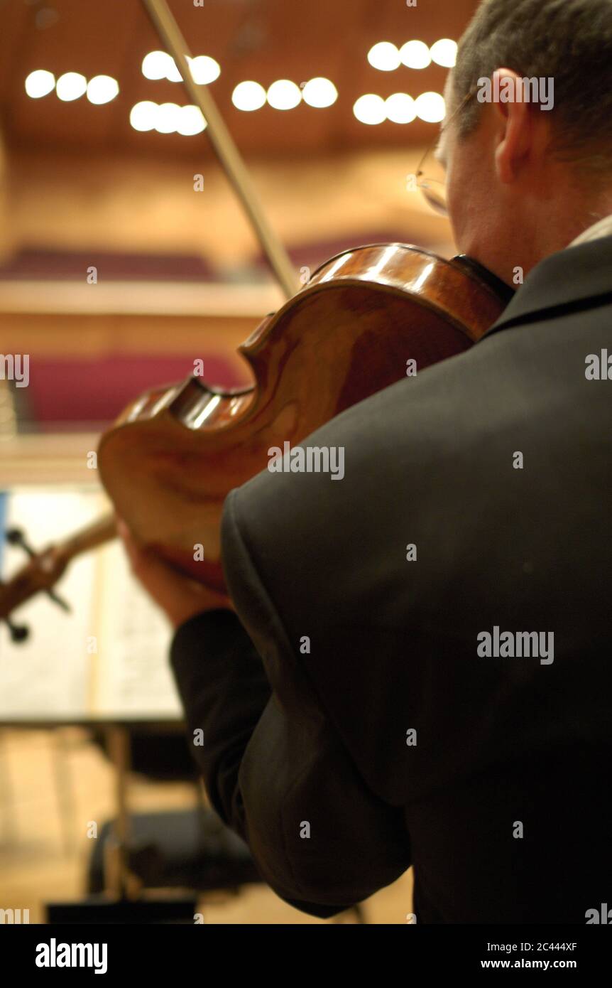 La persona suona un violino immagini e fotografie stock ad alta