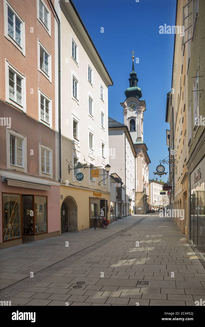 Austria, Salisburgo, Linzergasse vuoto con la Chiesa di San Sebastiano in mezzo a pandemia di Coronavirus Foto Stock