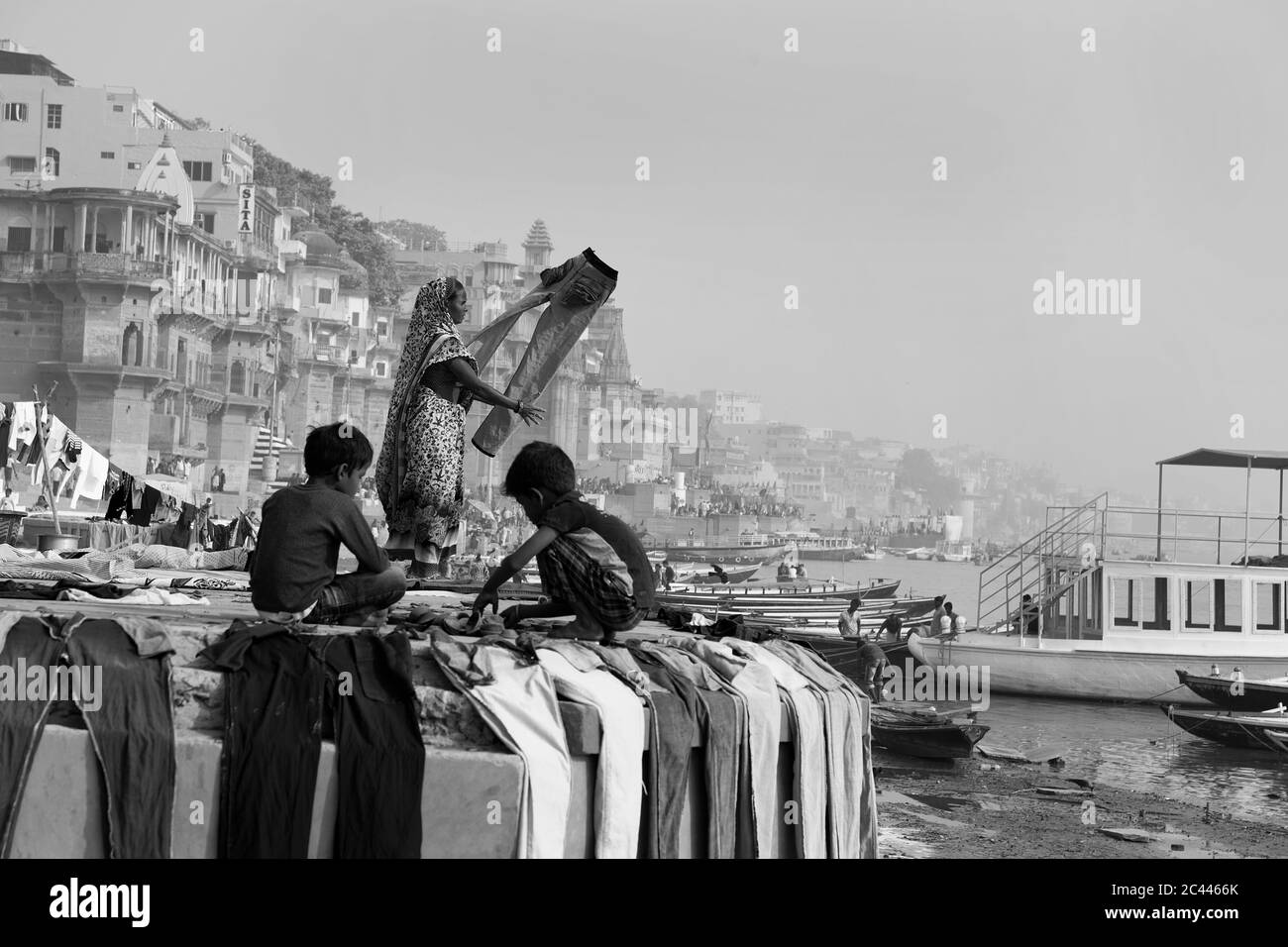 L'immagine del lavoro di lavanderia a Varanasi Ghats, UP, India, Asia Foto Stock