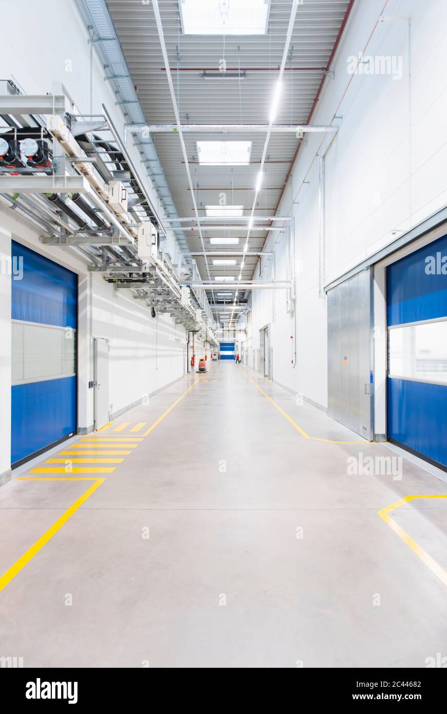 Lungo corridoio in una fabbrica vuota Foto Stock