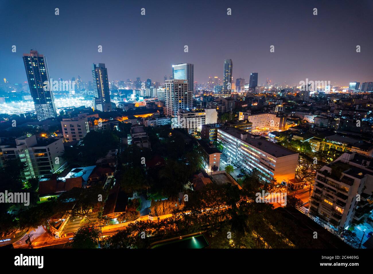Thailandia, Bangkok, città illuminata centro di notte Foto Stock