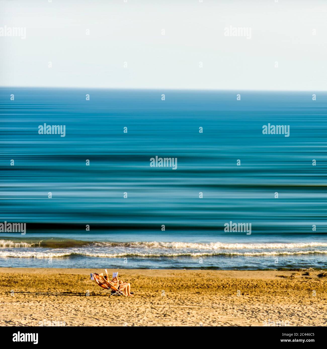 Seduto su sedie su una spiaggia immagini e fotografie stock ad alta  risoluzione - Alamy