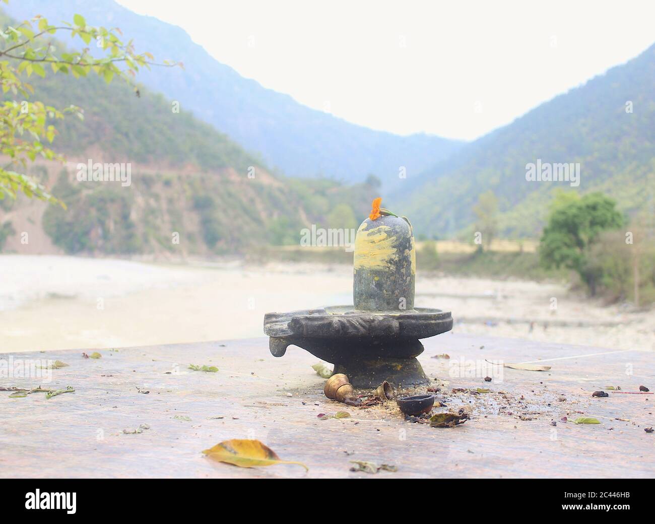 shiva linga sulla riva del fiume, questa foto è presa a uttarakhand, india. Foto Stock