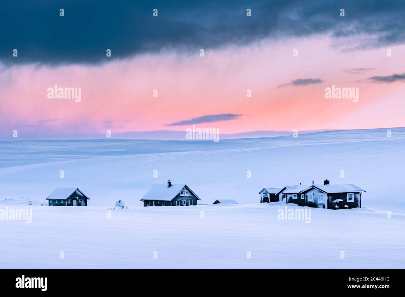 Case vacanza remote nel paesaggio invernale, Tana, Norvegia Foto Stock